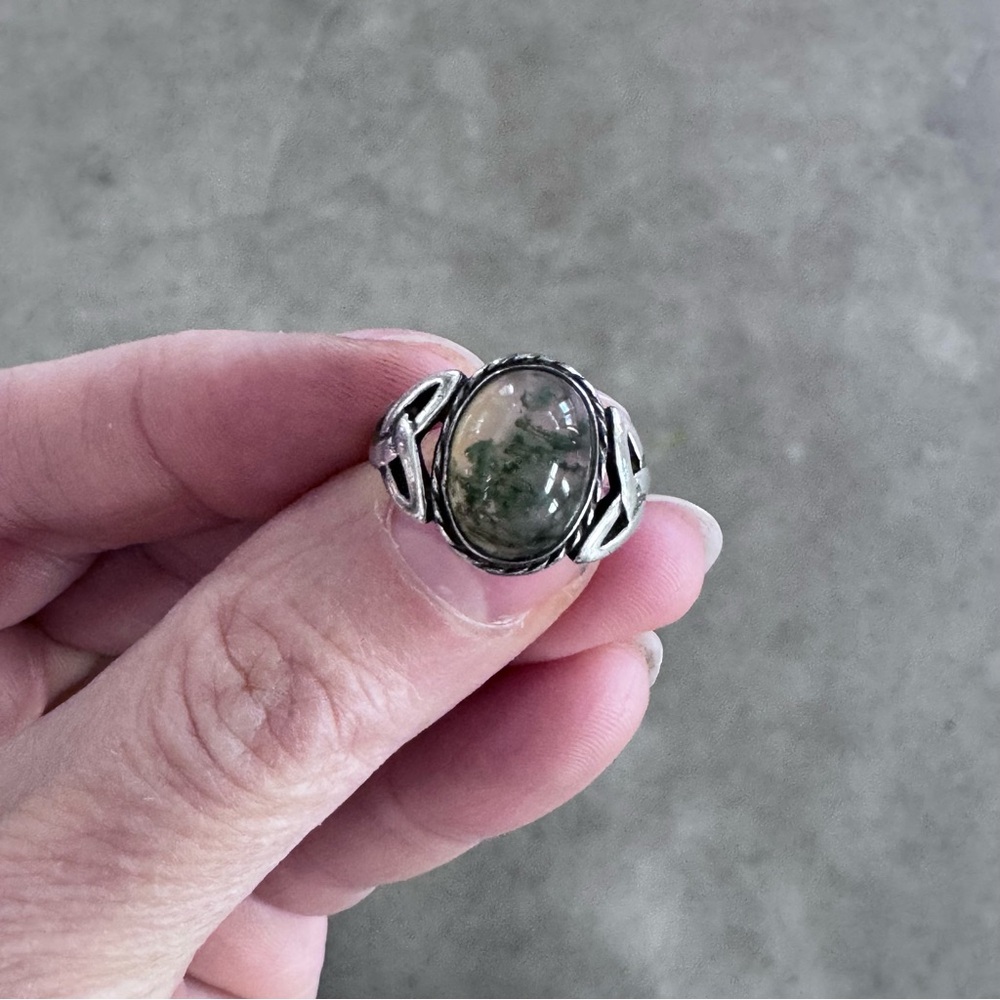 VTG Shiptonia Sterling Silver & Moss Agate Ring w/ Celtic Knot design Sz 7.2